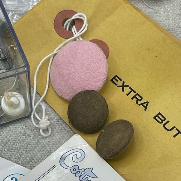 Vintage Mixed Lot of Clothing Coat Buttons in Clear Box - Picture 15 of 16